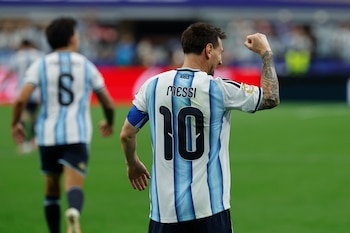 Messi se repuso rápidamente tras errar un penal y marcó dos goles para darle el triunfo a la Selección (EFE/Mariscal)