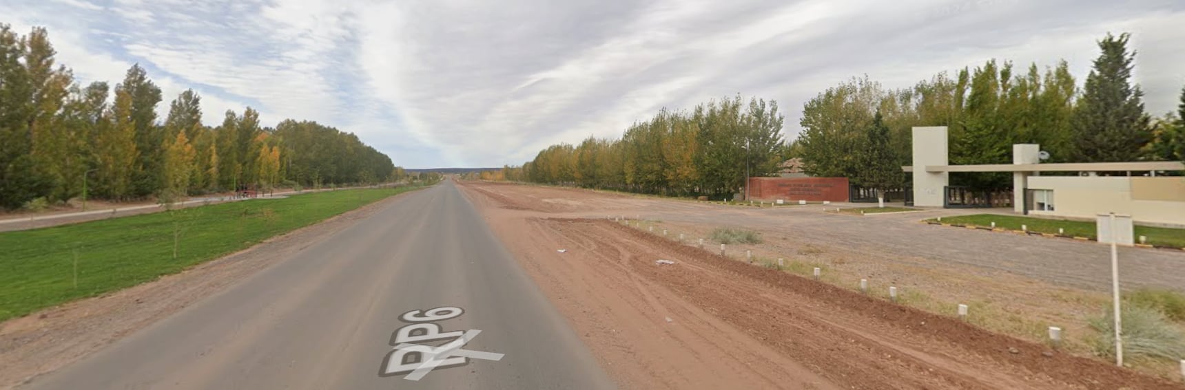 El vehículo vuelca frente al camping de Petroleros Jerárquicos