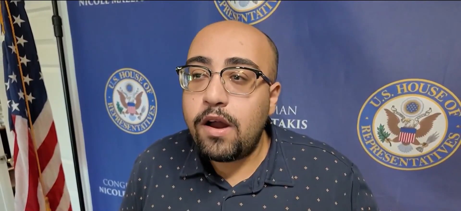 Thomas Fahmy buscó ayuda en una casa cercana después de temer que otra descarga lo alcanzara mientras estaba tendido sobre el pavimento (Captura NBC New York)