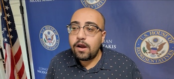 Thomas Fahmy buscó ayuda en una casa cercana después de temer que otra descarga lo alcanzara mientras estaba tendido sobre el pavimento (Captura NBC New York)