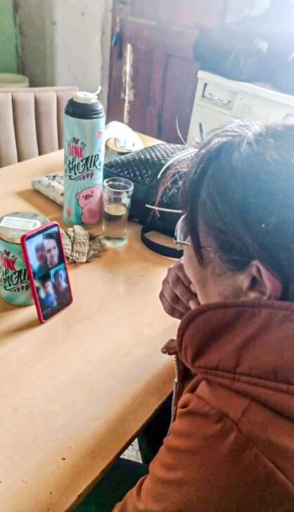 El 26 de octubre de 2023, Miriam conoció a sus hijos por videollamada. Habían pasado 44 años, 5 meses y 25 días desde que los dio a luz (Foto/La Opinión Austral)
