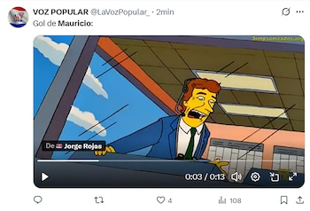 Primer plano del actor Russell Crowe con barba, mirando sombrío, como parte de un meme viral en un tweet. Se aprecian detalles de su rostro y cabello