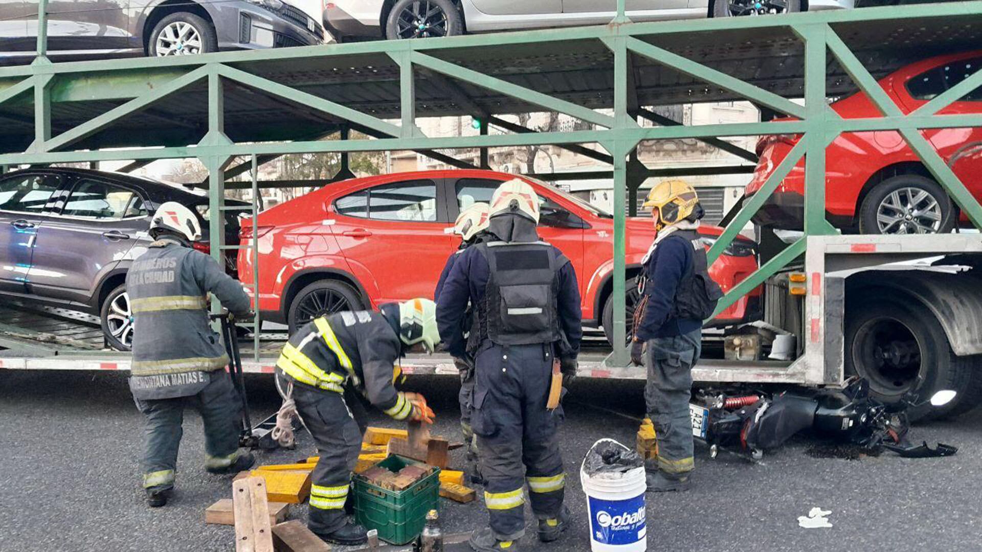 Bomberos de la Ciudad trabajaron en el rescate de la conductora, que terminó atascada abajo del camión mosquito.