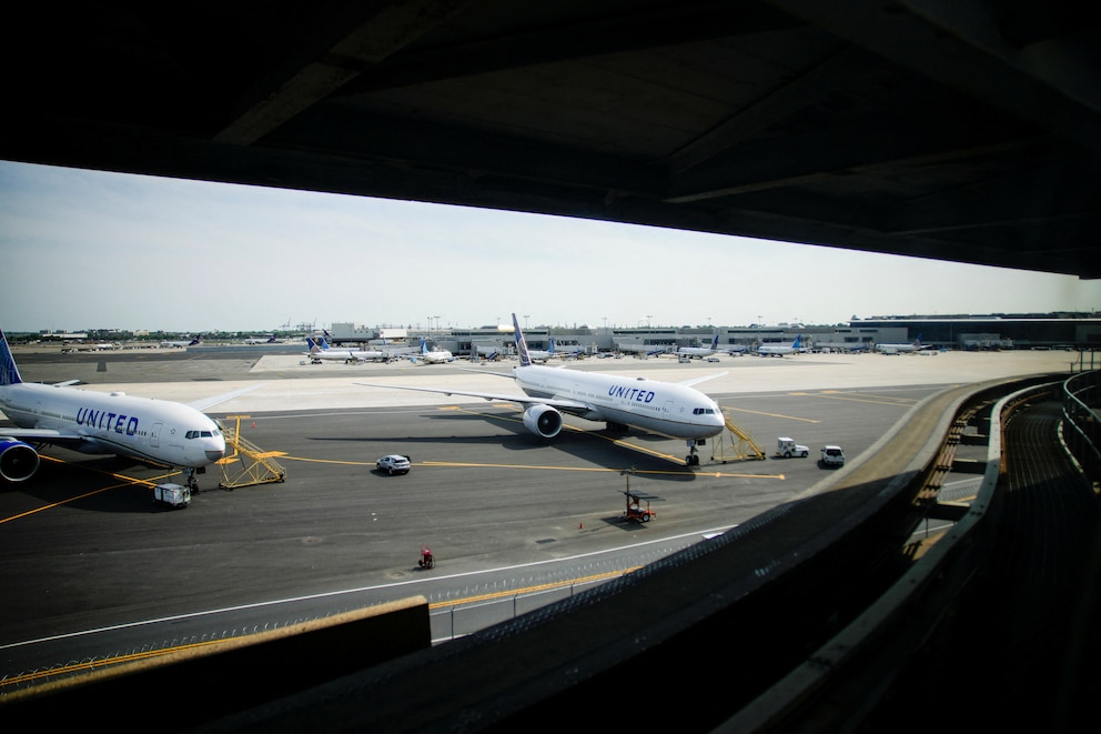 Newark Airport Chaos: Busiest US Hub's Unique Operations Newark air control system relies on older technology.