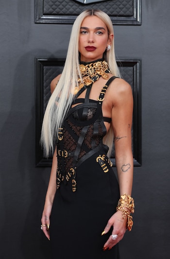 Dua Lipa con un diseño de Versace. "Hay como una reminiscencia y una vuelta a los 80 y quien más que este diseñador para representar ese estilo", dijo Saiach (REUTERS/Maria Alejandra Cardona)