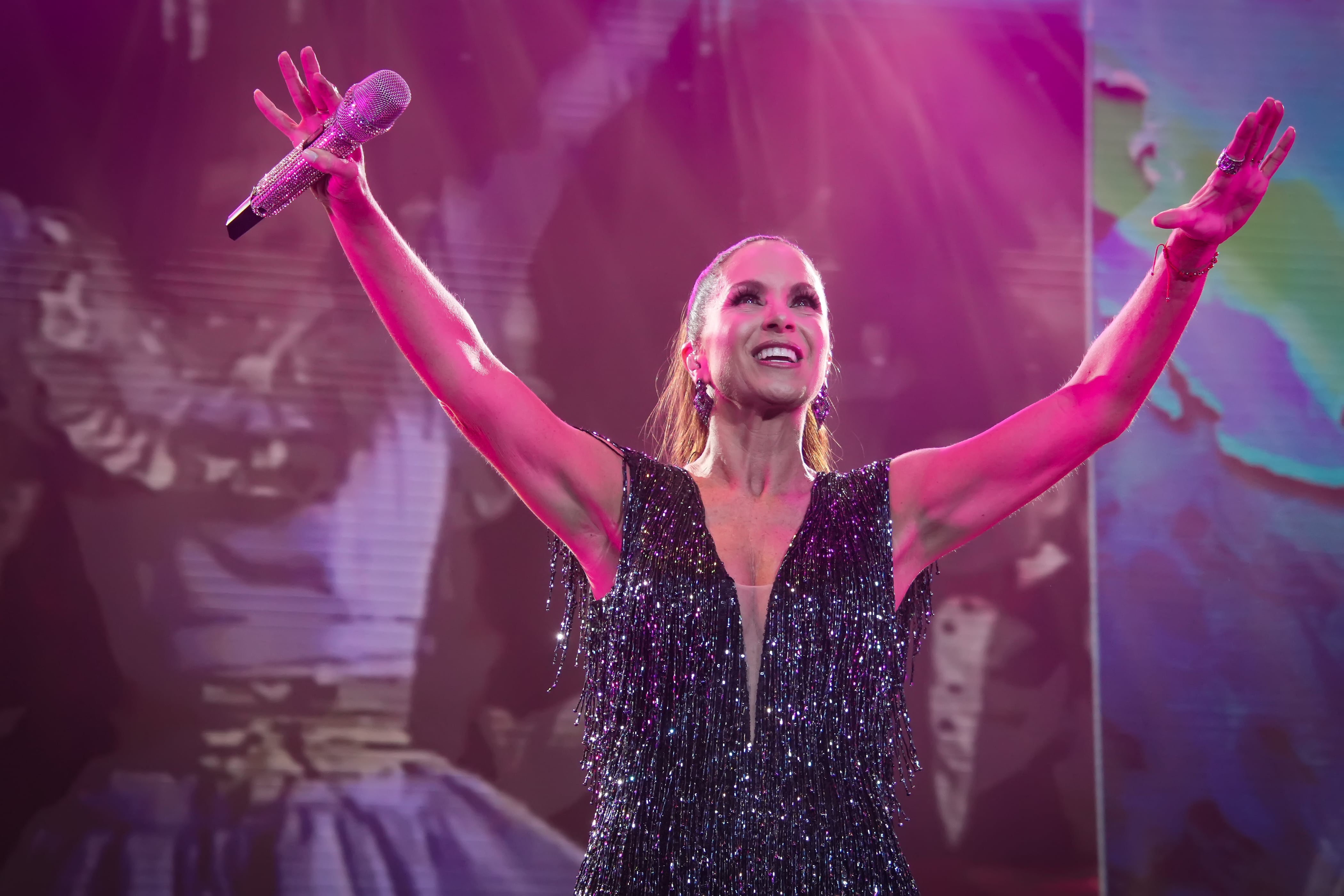 Con clásicos de sus telenovelas, sus baladas pop de siempre y temas actuales, la cantante arrancó los suspiros de 10 000 personas (Ocesa: José Jorge Carreón)