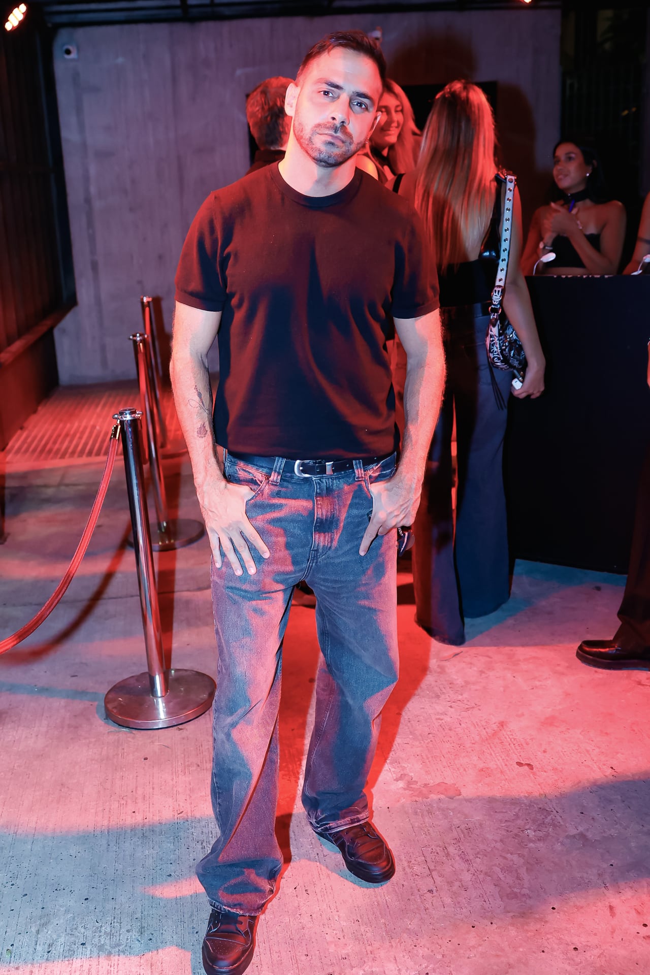 Grego Rosello posó en la entrada al evento y mostró su look