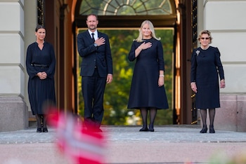 Los reyes Haakon y Mette-Marit, agradecen el cariño recibido tras la muerte del rey Harald. Están acompañados de la reina Sonia y la princesa Marta Luisa. (EFE)