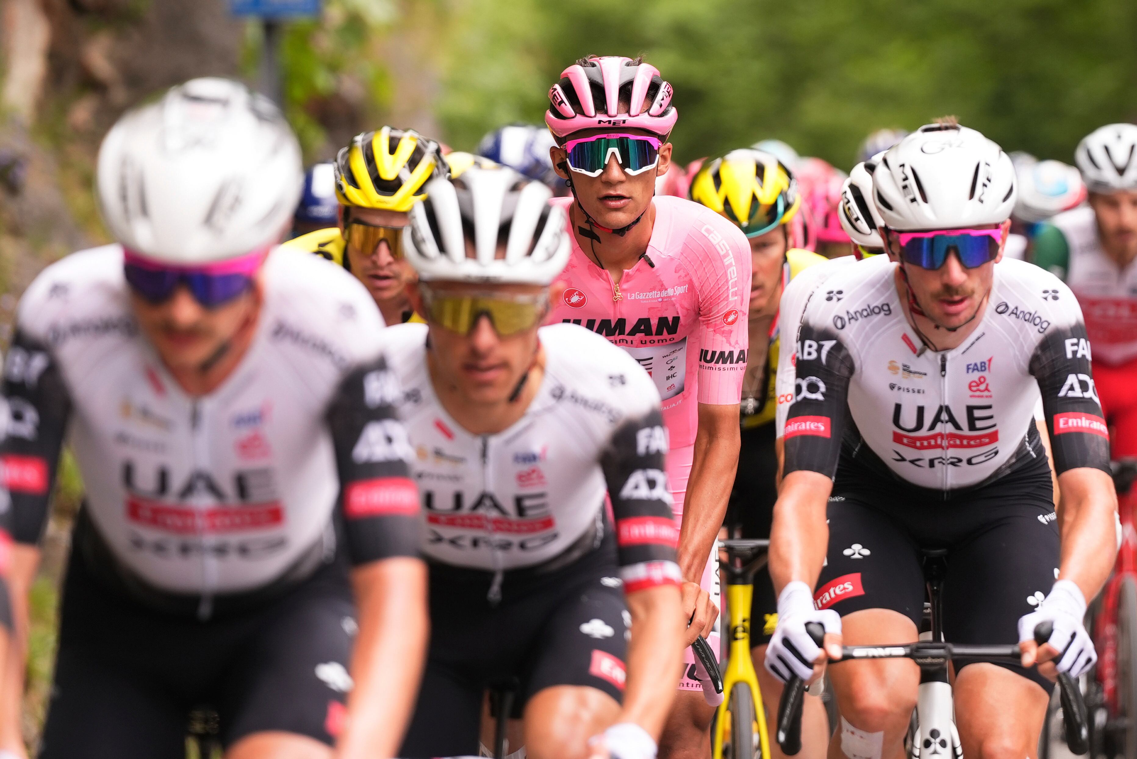 El mexicano Isaac Del Toro Romero, en el centro, compite durante la etapa 15 del Giro de Italia desde Fiume Veneto hasta Asiago, Italia, el domingo 25 de mayo de 2025. (Fabio Ferrari/LaPresse vía AP)