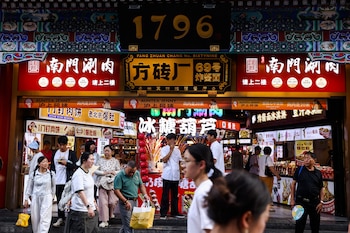 Personas caminando en una calle comercial de Beijing (EFE)