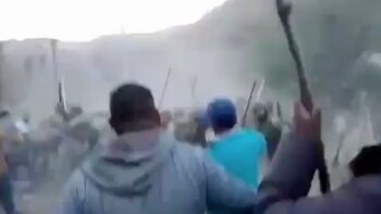 Con palos, piedras y machetes: