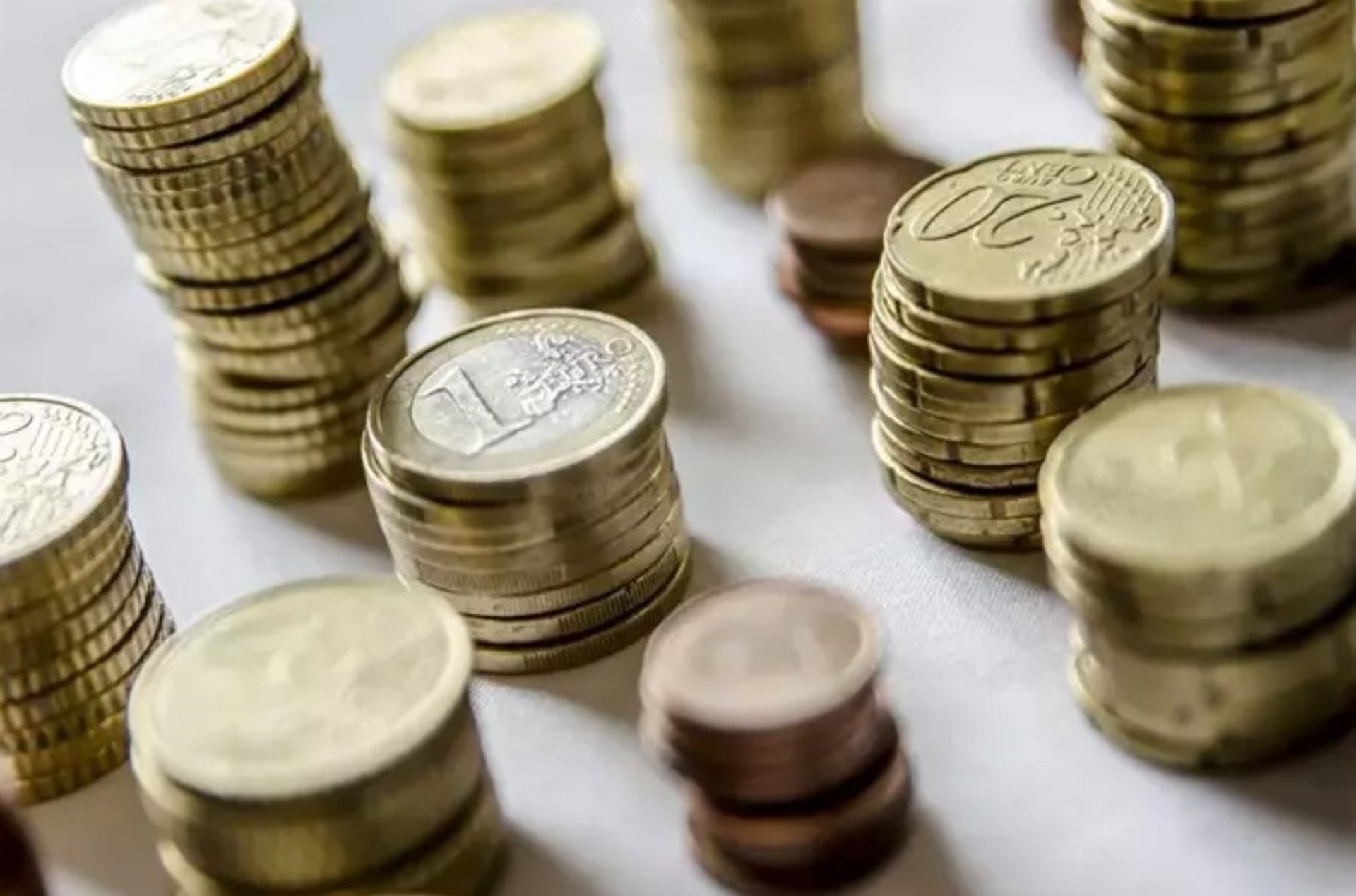 Imagen de varios montones de monedas de euros. (Europa Press)