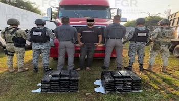 Procesan a hombre por llevar más de 100 kilos de cocaína escondidos en el tanque de combustible de un camión