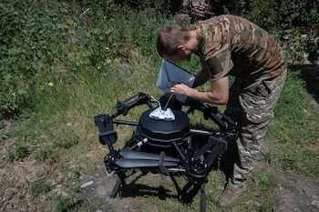 Un operador de drones ucraniano instalando un sistema de comunicaciones Starlink en un dron de ataque 'Vampiro', en una ubicación no revelada cerca del frente en la región de Donetsk, al este de Ucrania. EFE/EPA/MARIA SENOVILLA