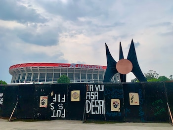 A través de mensajes en grafitis en las bardas de los alrededores del estadio, persisten los mensajes y reclamos ciudadanos a un mes de la celebración del evento. (Foto: Raúl A. González/Infobae México)