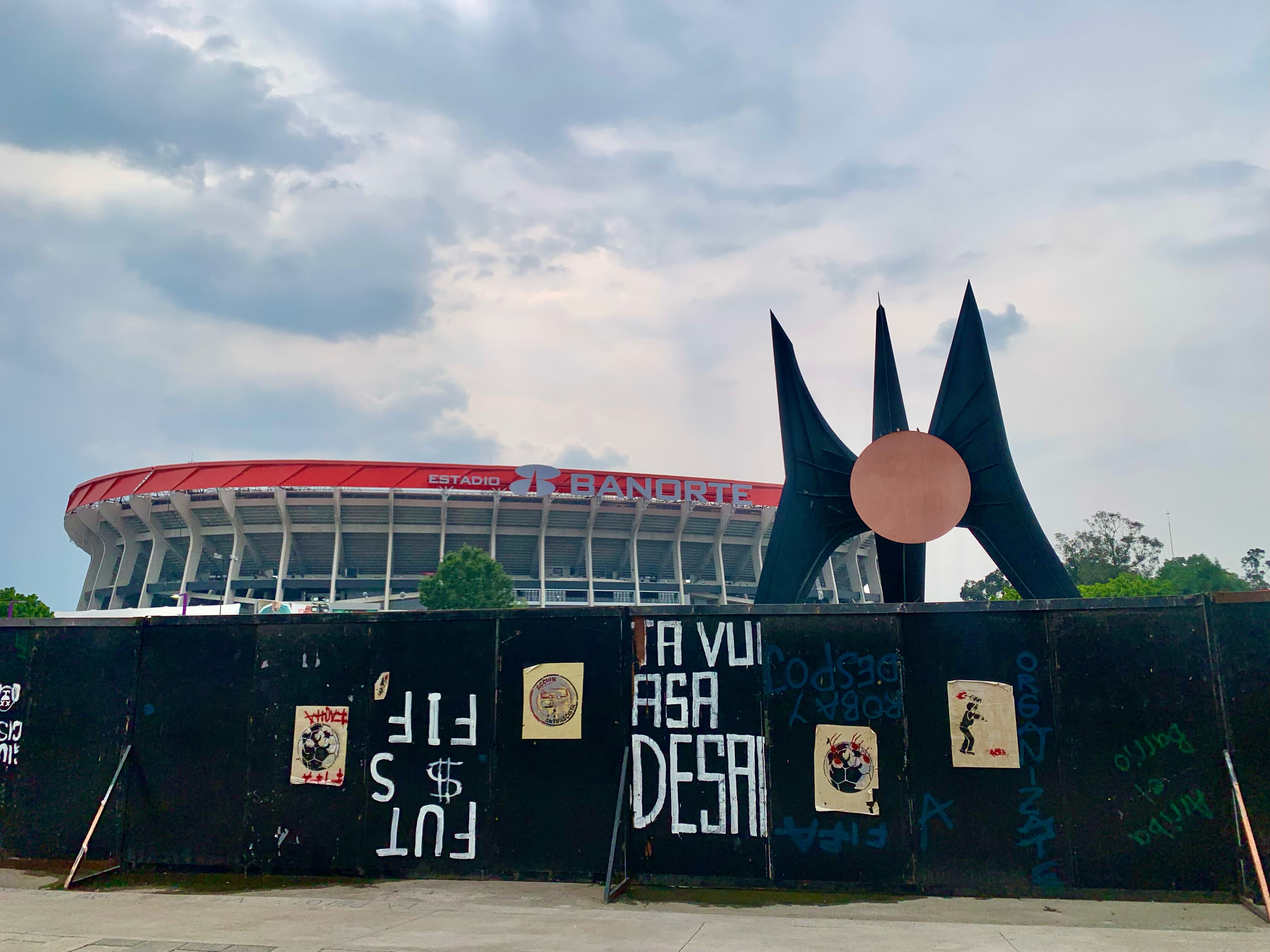 A través de mensajes en grafitis en las bardas de los alrededores del estadio, persisten los mensajes y reclamos ciudadanos a un mes de la celebración del evento. (Foto: Raúl A. González/Infobae México)