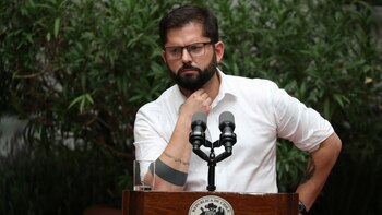 Gabriel Boric mudou de ideia e disse que vai entrar com uma ação judicial contra o homem que jogou uma pedra nele