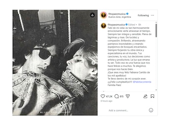 Fotografía en blanco y negro de Fito Páez y Fabiana Cantilo. Él usa gafas de sol y mira hacia ella, quien recuesta la cabeza sobre su hombro