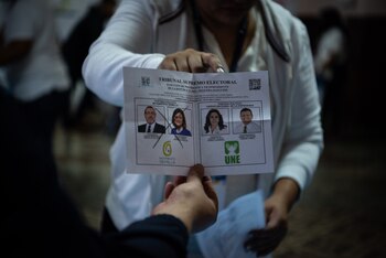 Personas emitiendo su voto en