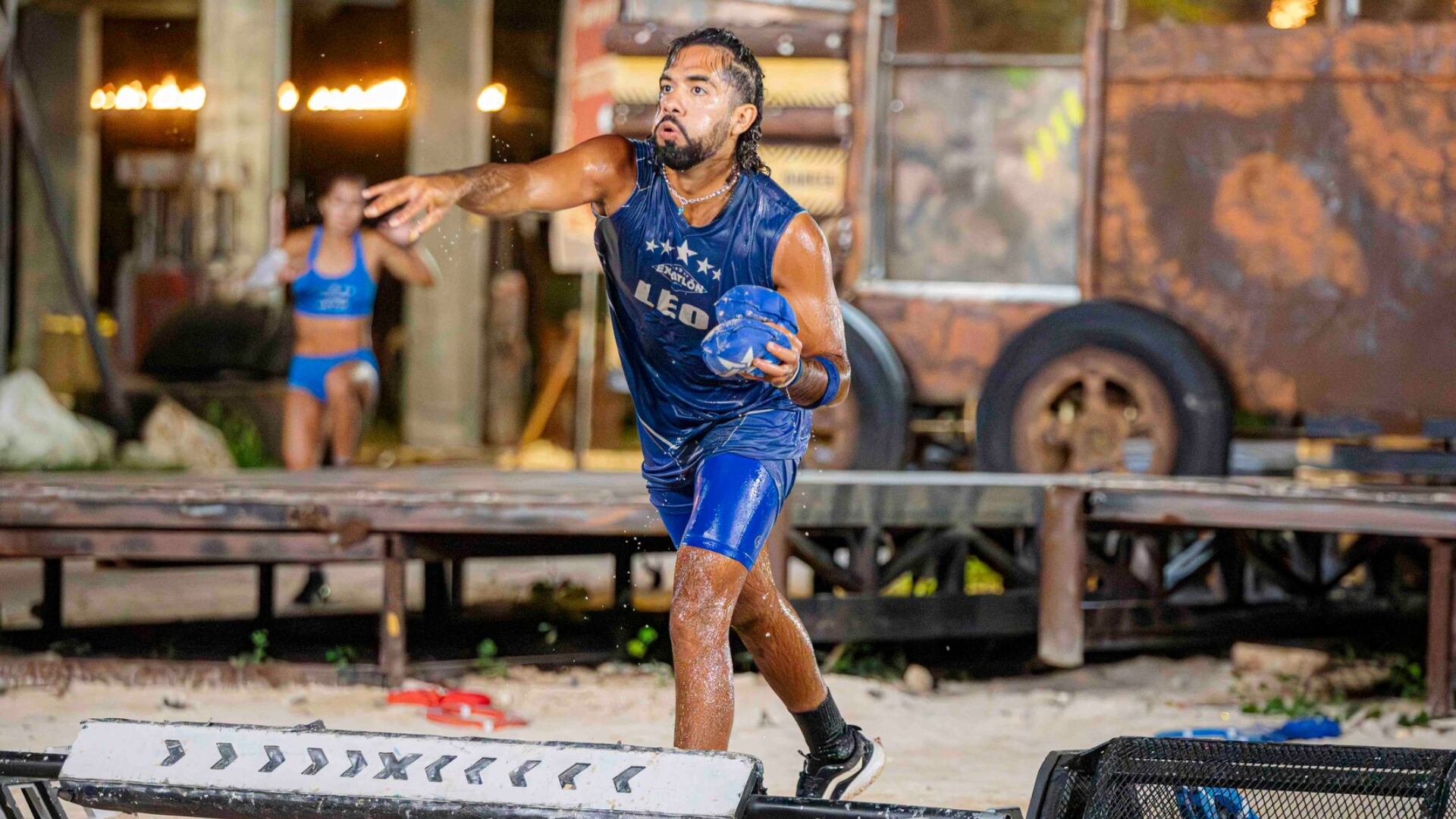 Un competidor del equipo azul lanza un objeto durante una exigente batalla (Facebook/ExatlonMx)