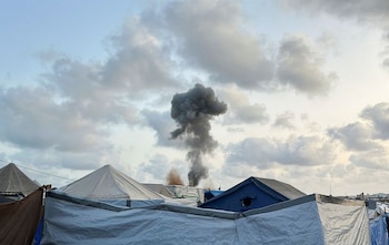 El humo se eleva tras