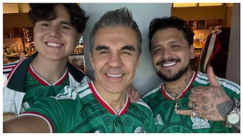 El gesto de Christian Nodal con el hijo de Adrián Uribe durante el México vs. Ecuador que nadie vio venir