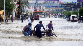 Casi 150 muertos por las inundaciones en Afganistán y Pakistán