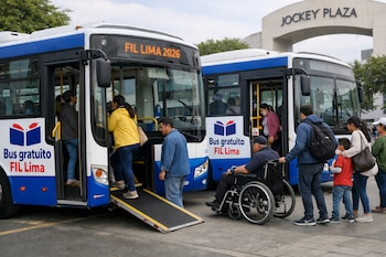 Dos buses con señal 'Bus gratuito FIL Lima' estacionados. Pasajeros suben y bajan, rampa extendida para un hombre en silla de ruedas. Fondo: Jockey Plaza.