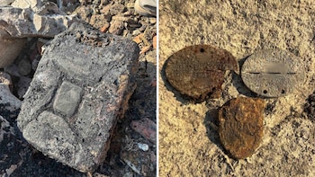 Bidón de gasolina y chapas de identificación halladas junto a los cuerpos y la motocicleta (Comisión Alemana de Tumbas de Guerra)