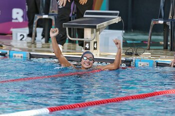 La natación le da la