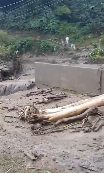 Una avenida torrencial en la quebrada Santa Bárbara causó una emergencia en el corregimiento Santa Inés, en Andes, Antioquia - crédito Captura de video