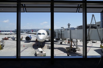 Pasajeros esperan en el aeropuerto