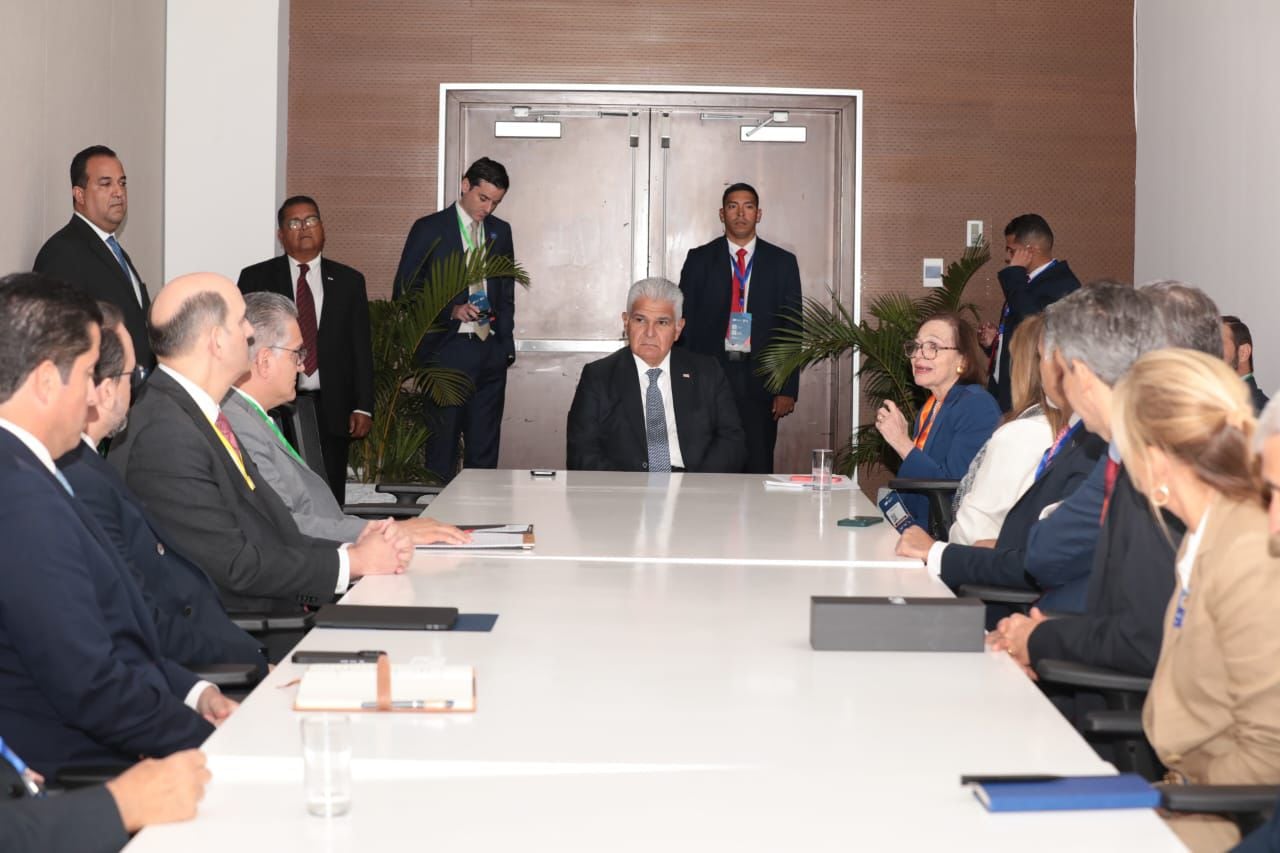 Ejecutivos de empresas como Google, Pfizer, Coca-Cola, PepsiCo, Siemens y AES Corporation participaron en una reunión con el presidente José Raúl Mulino en el marco del foro del CAF en Panamá. Cortesía