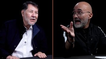 Dos hombres en un estudio. Izquierda: hombre mayor con barba gris, chaqueta oscura. Derecha: hombre calvo con gafas, barba gris, chaqueta negra con rayas, gesticulando