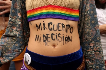 Una mujer con las palabras