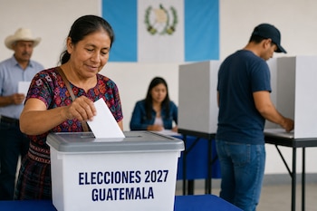 Una mujer introduce un papel en una urna blanca etiquetada Elecciones 2027 Guatemala frente a la bandera nacional.
