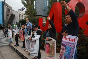 La protesta ocupa la Esquina de la Información con mantas, flores y veladoras, visibilizando la violencia cque existe en México. REUTERS/Henry Romero