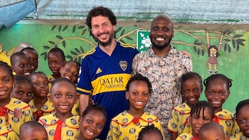 Diamantes de sangre, niños soldados y Maradona como pasaporte: el viaje de un documentalista argentino para contar guerras africanas