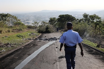 Un miembro del Servicio de Policía de Sudáfrica (SAPS) (REUTERS/Alaister Russell)