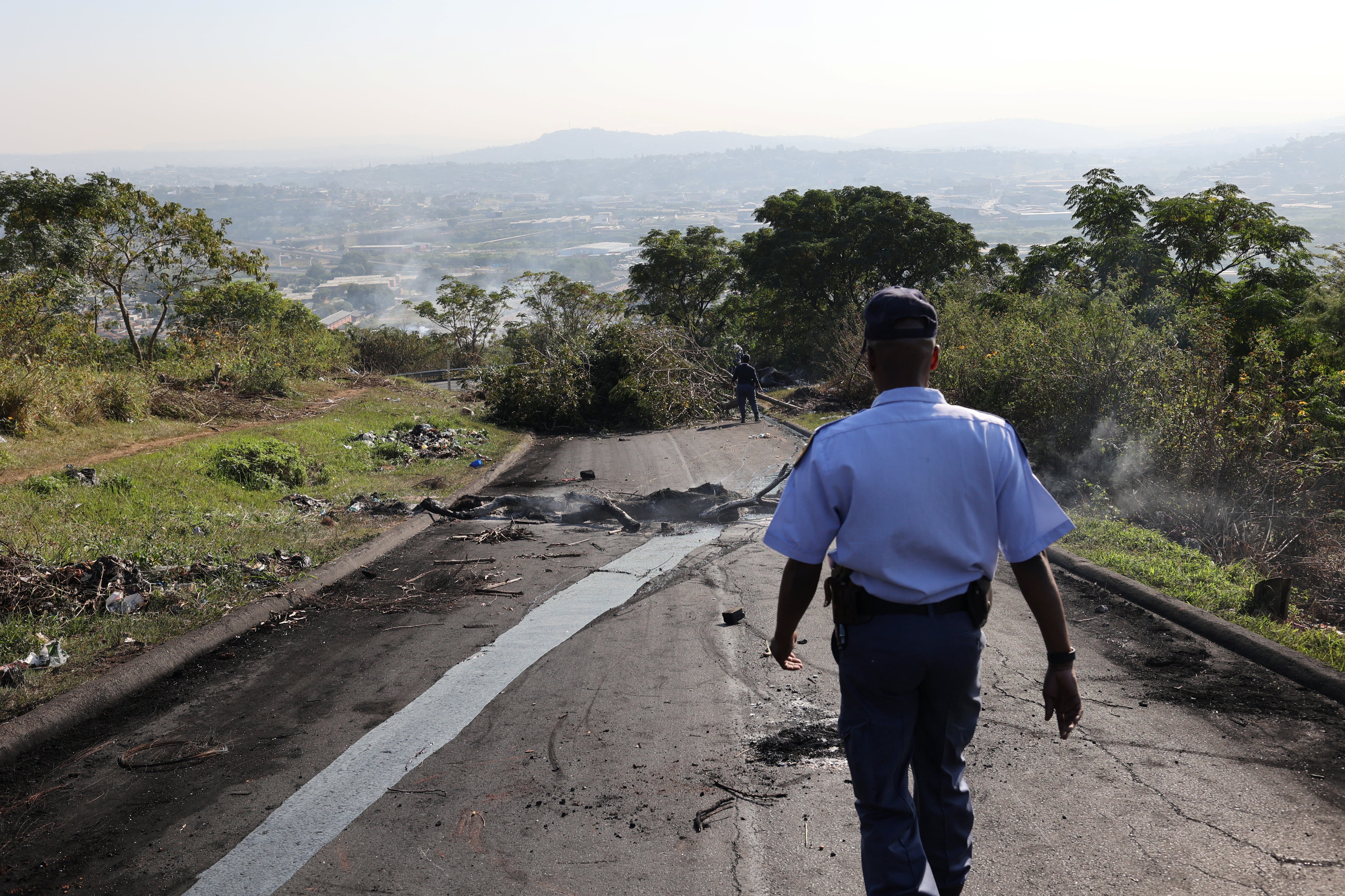 Un miembro del Servicio de Policía de Sudáfrica (SAPS) (REUTERS/Alaister Russell)