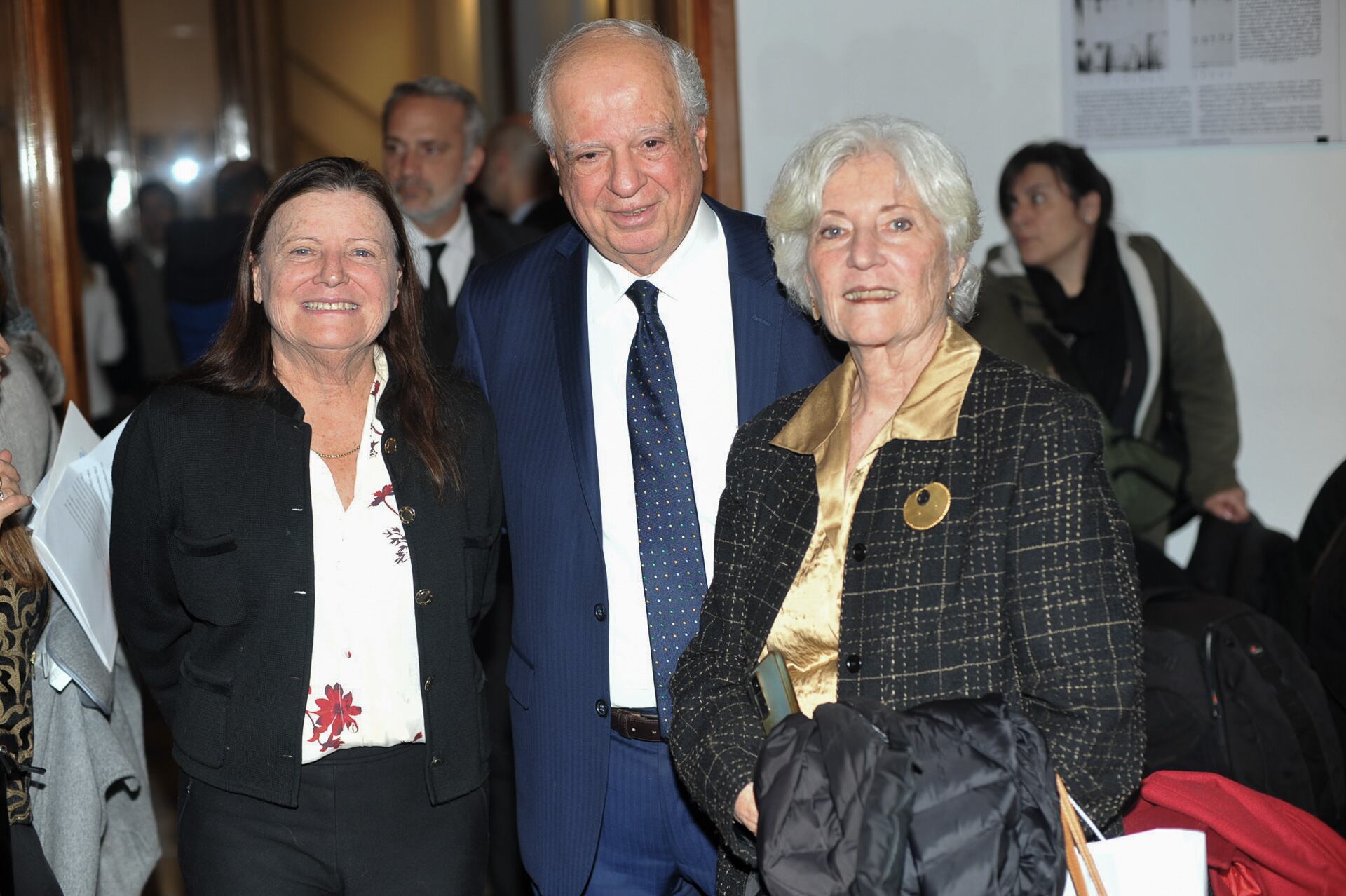 Jorge Cassará junto a Mirta Roses Periago, una de las homenajeadas de la noche, y Damasia Becu, presidenta de la Academia Nacional de Ciencias de Buenos Aires