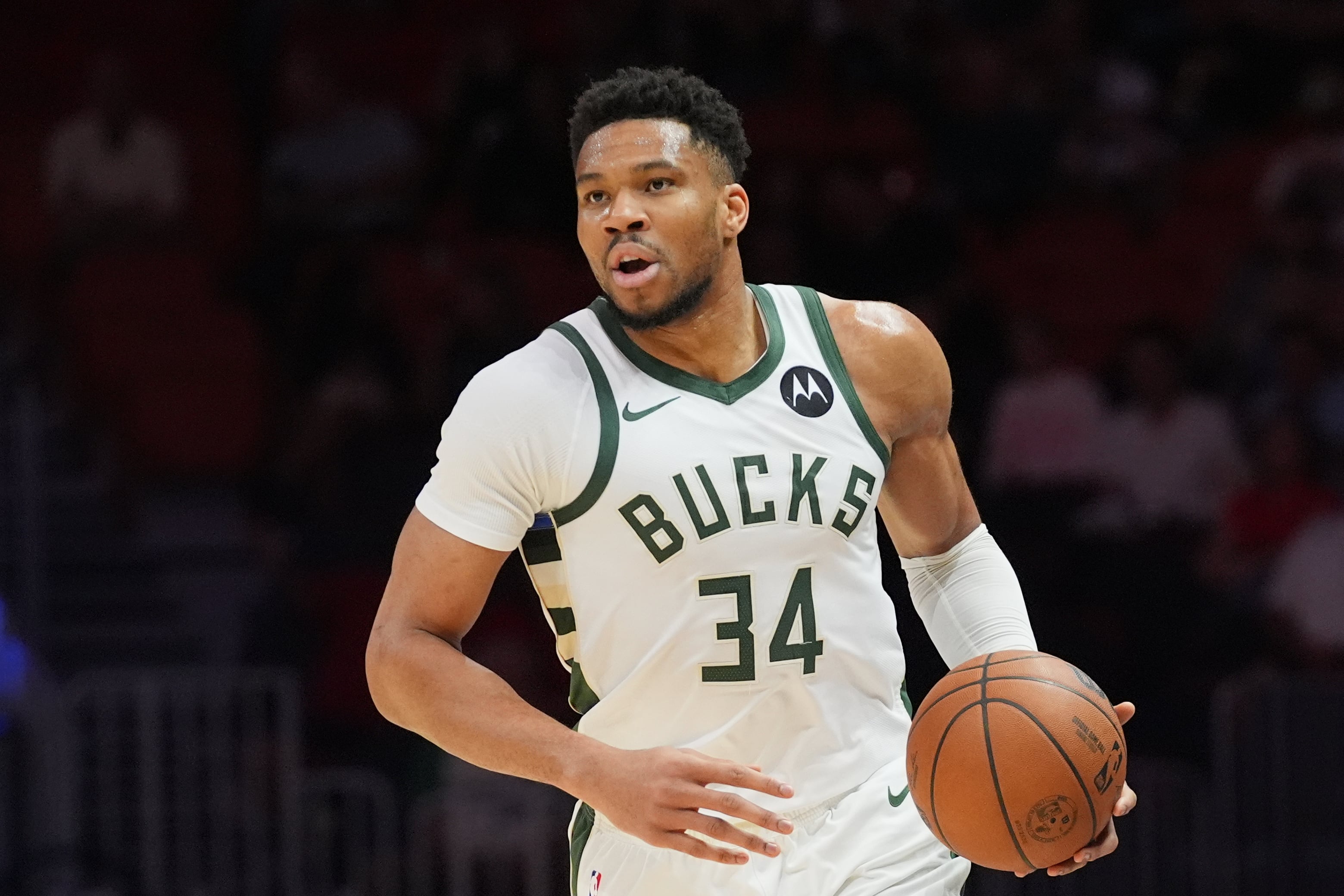 Antetokounmpo revela el peso emocional de abandonar la ciudad donde construyó su carrera y su vida personal (AP Foto/Marta Lavandier, Archivo)