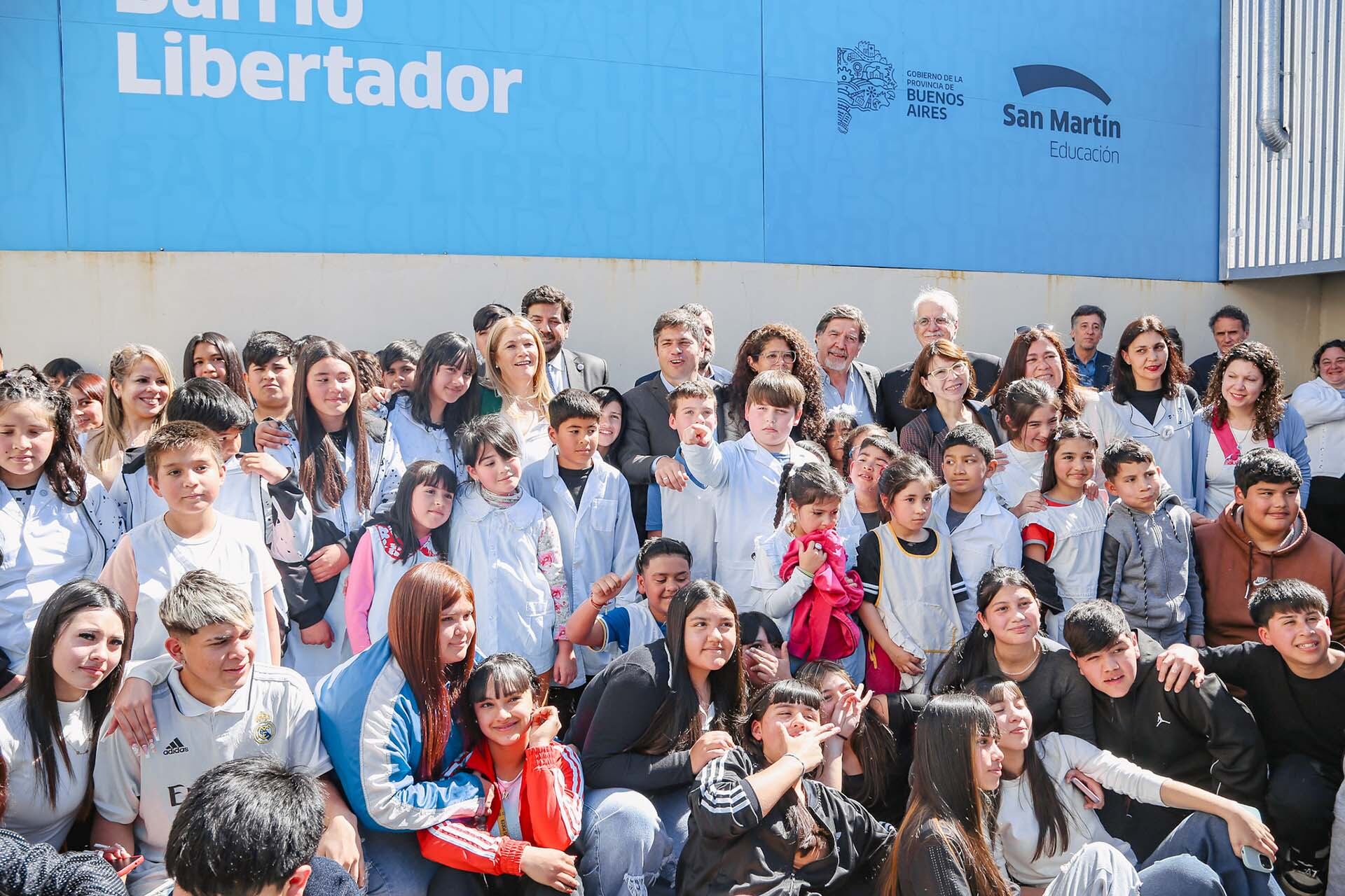 Kicillof junto a alumnos de la escuela que se inauguró este viernes