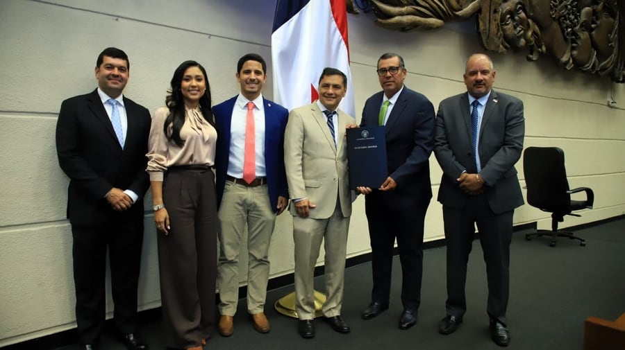 mezcla asfáltica modificada. El proyecto fue aprobado inicialmente en septiembre, objetado parcialmente por el Ejecutivo y nuevamente avalado tras modificaciones. Tomada de la Asamblea Nacional