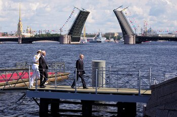 Putin arriba al muelle desde