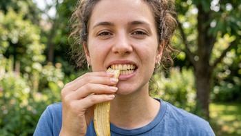 Cáscara de plátano para blanquear dientes: el método viral que divide a los dentistas