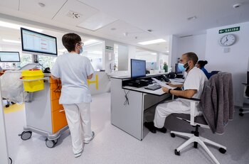 Sanitarios con mascarilla en el