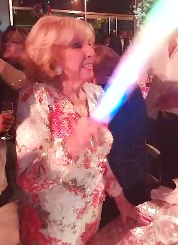Mirtha bailó con un bastón