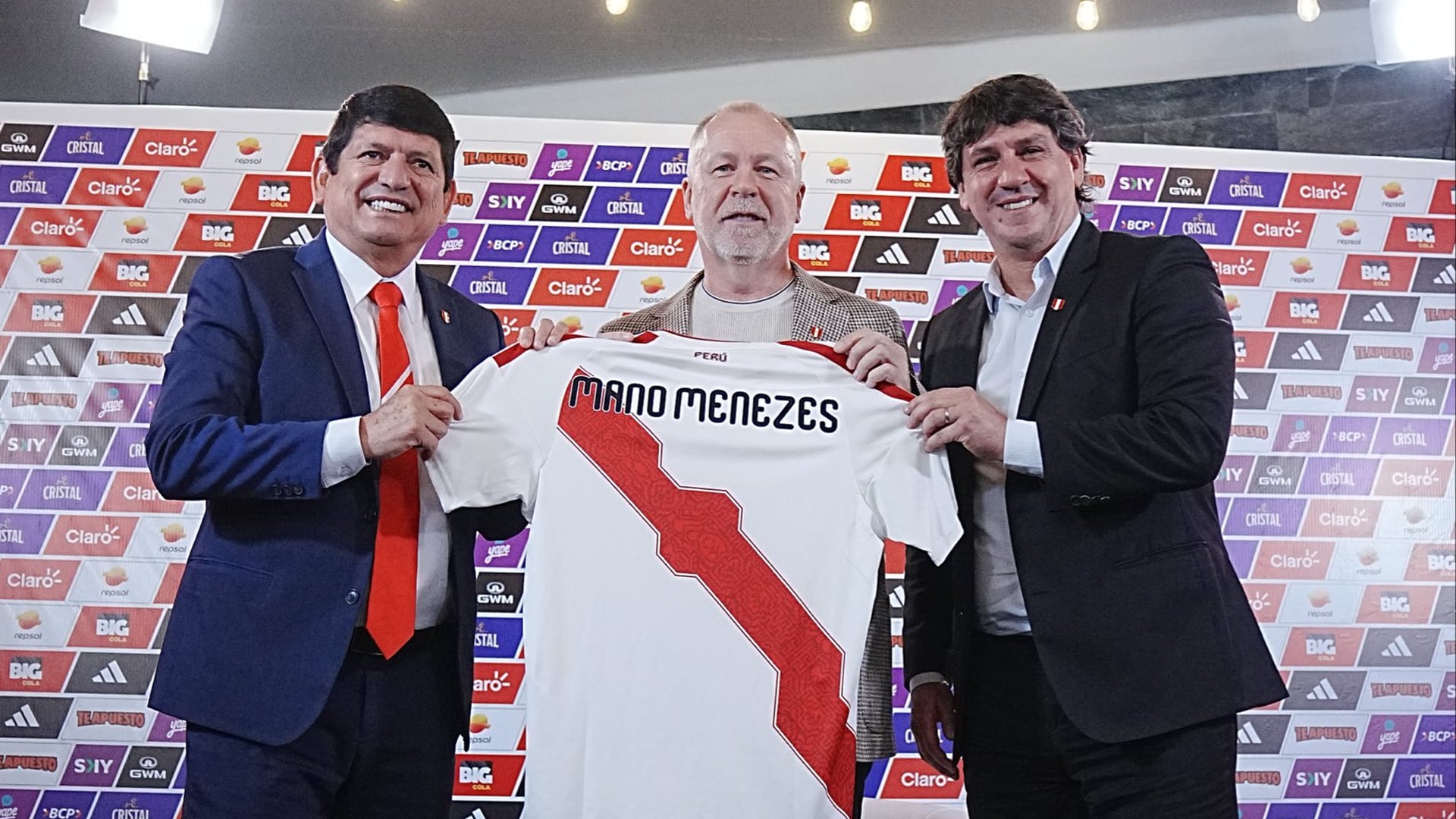 Mano Menezes fue presentado como nuevo técnico de la selección peruana para las Eliminatorias 2030 - Crédito: FPF.