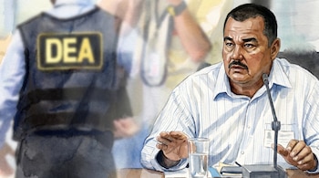Ilustración acuarela de "Macho Coca", narcotraficante de 62 años, rostro moreno, bigote, expresión seria, camisa de rayas, vaso de agua. Al fondo, agente DEA difuminado.